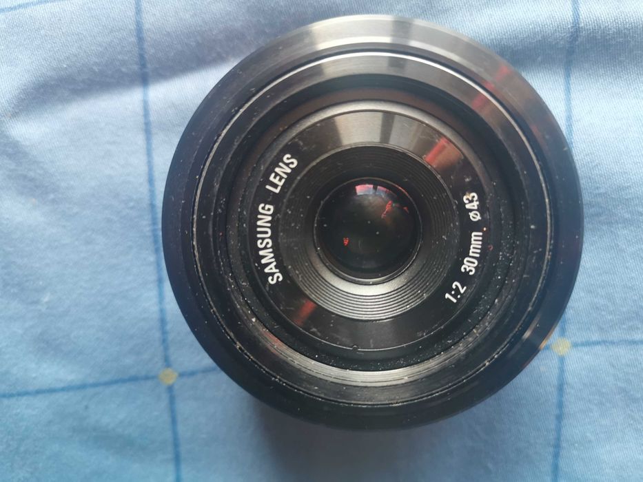Aparat Samsung NX30 z obiektywem