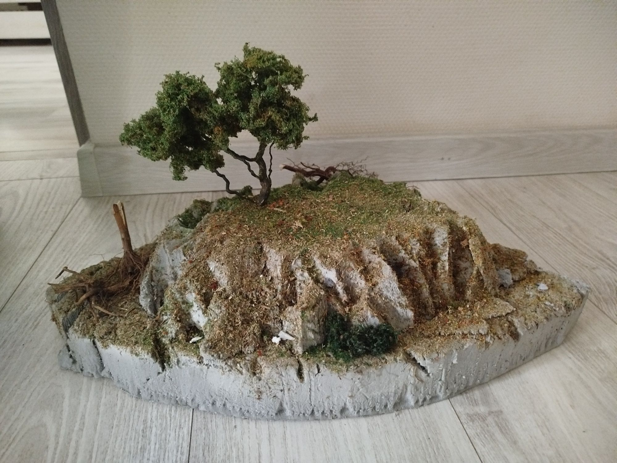 Makieta- diorama- drzewo na skale