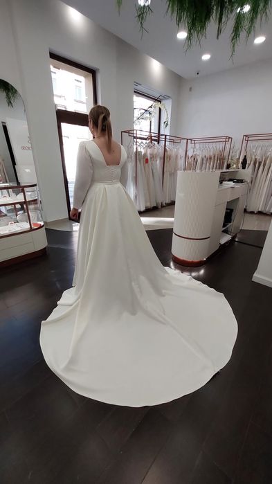 Suknia ślubna plus size z trenem