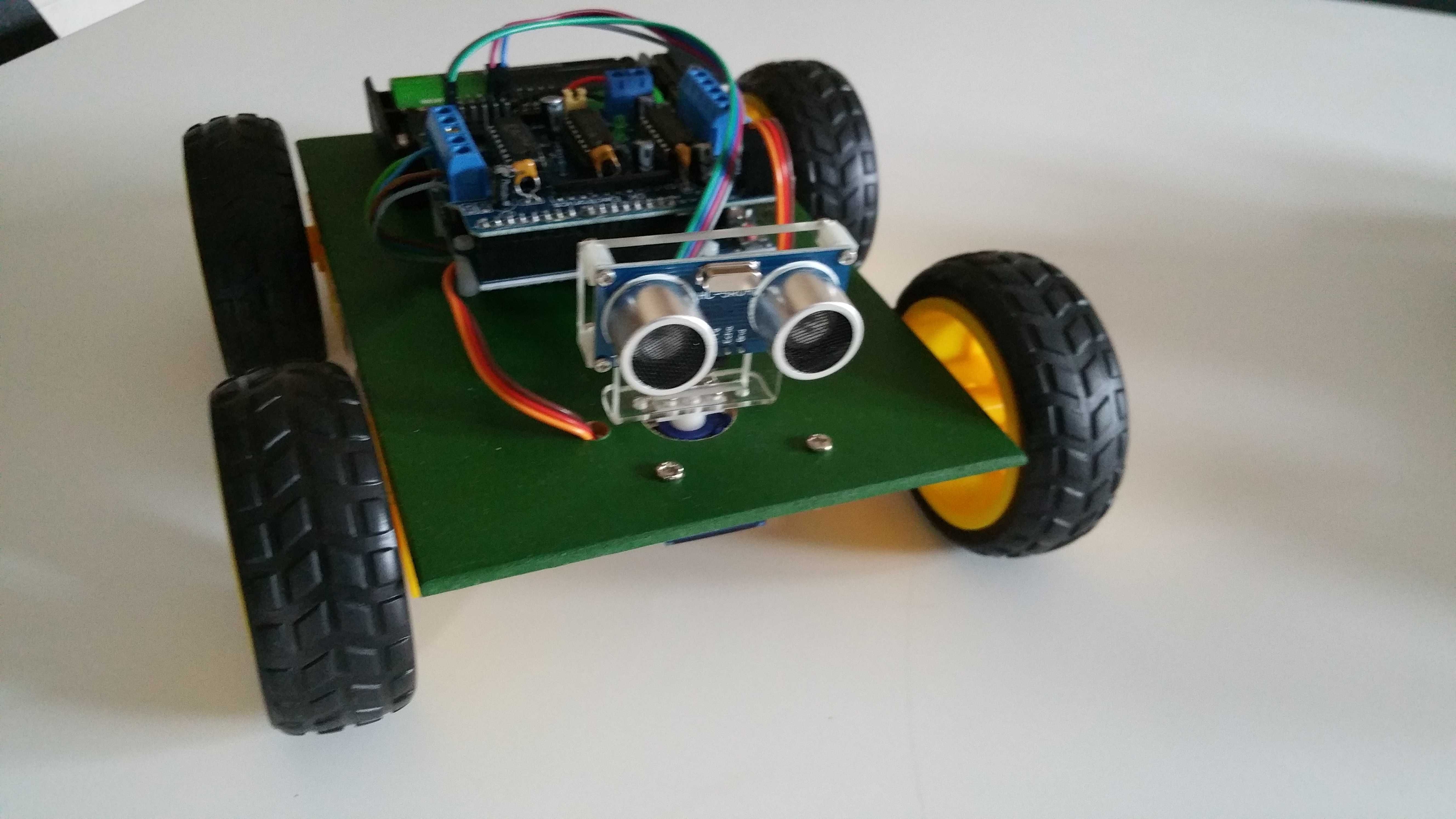 Carro Robot Educacional Arduino programado que evita obstáculos.