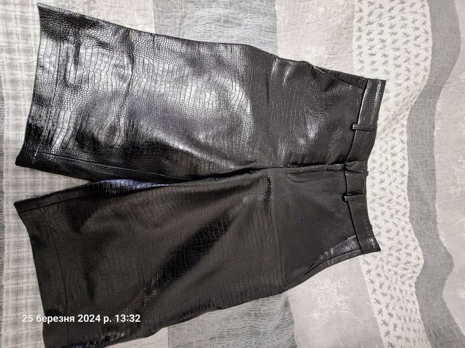 Кюлоти ZARA, із замінника шкіри під змію. Розмір М.