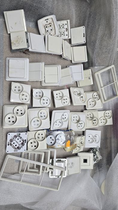 Zestaw włączników i gniazdek na budowę
