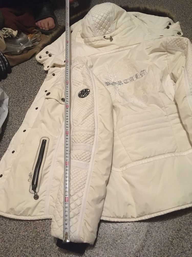 Продам белую модную зимнюю курточку женскую