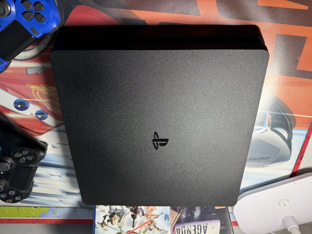 Playstation 4 slim de 1 Tb 2 comandos e 2 jogos