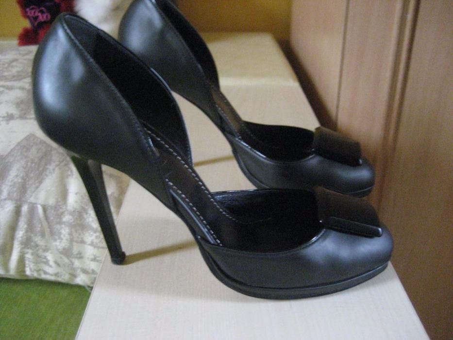 Продам кожаные черные туфли куплены в Италии р-р 39