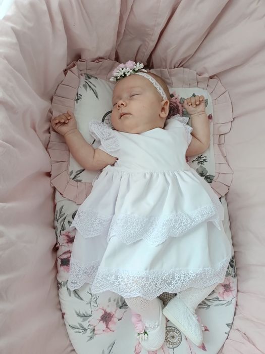 Sukienka na chrzest z dodatkami