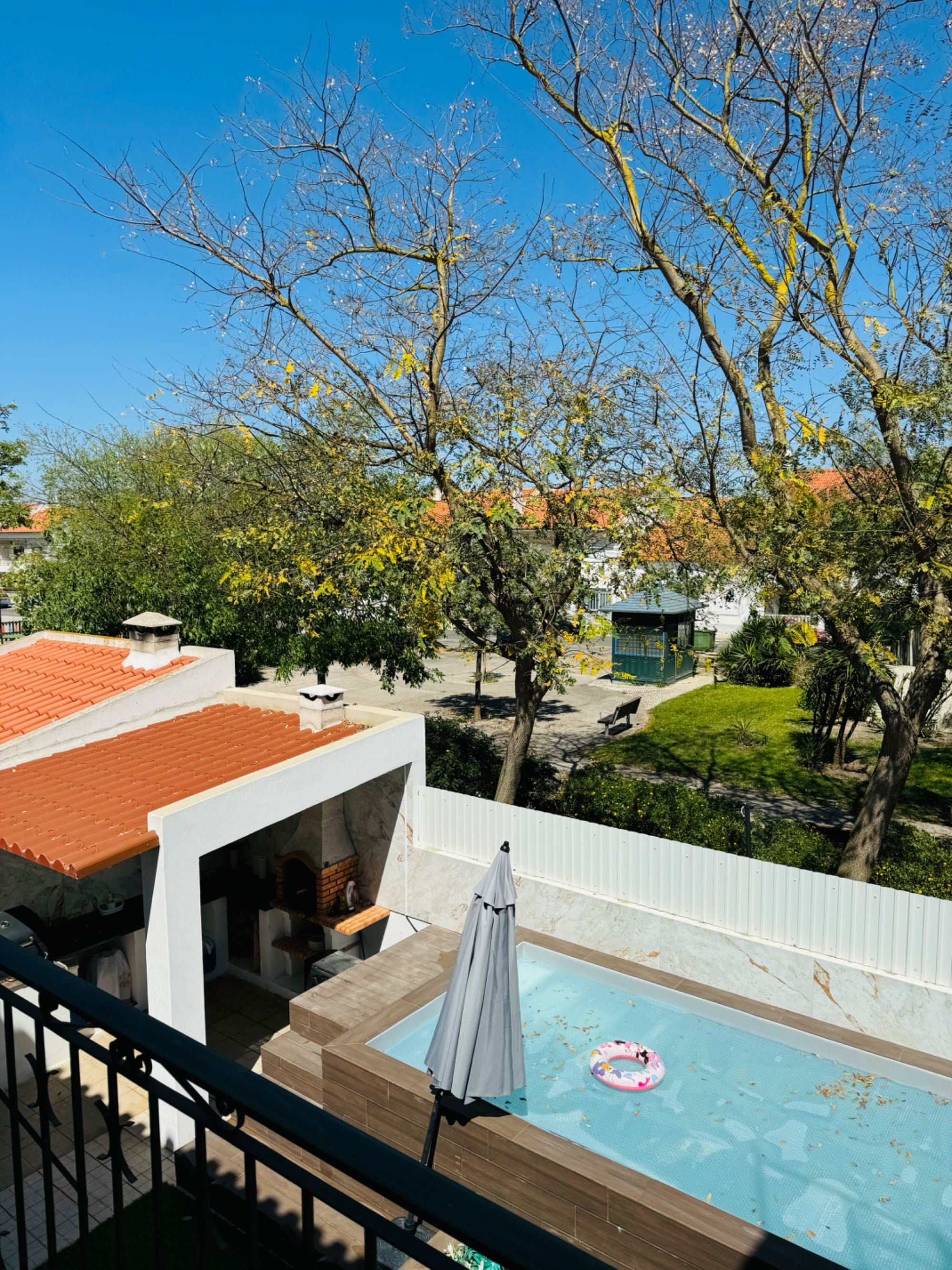 Moradia com piscina aquecida e painéis solares