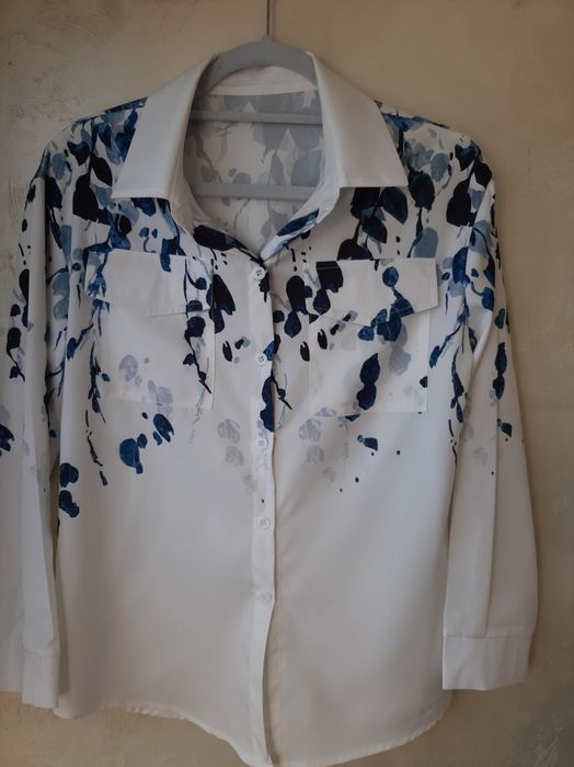 Elegancka biała koszula z niebieskim wzorem – kobieca i stylowa 36 38
