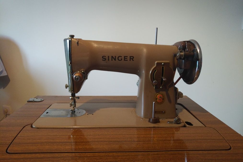 Máquina de costura Singer com móvel