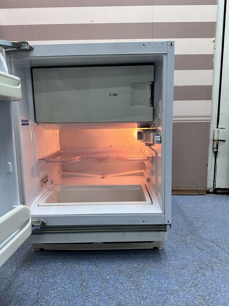 Холодильник вбудований барный Ariston BTS1614 в гарному стані
