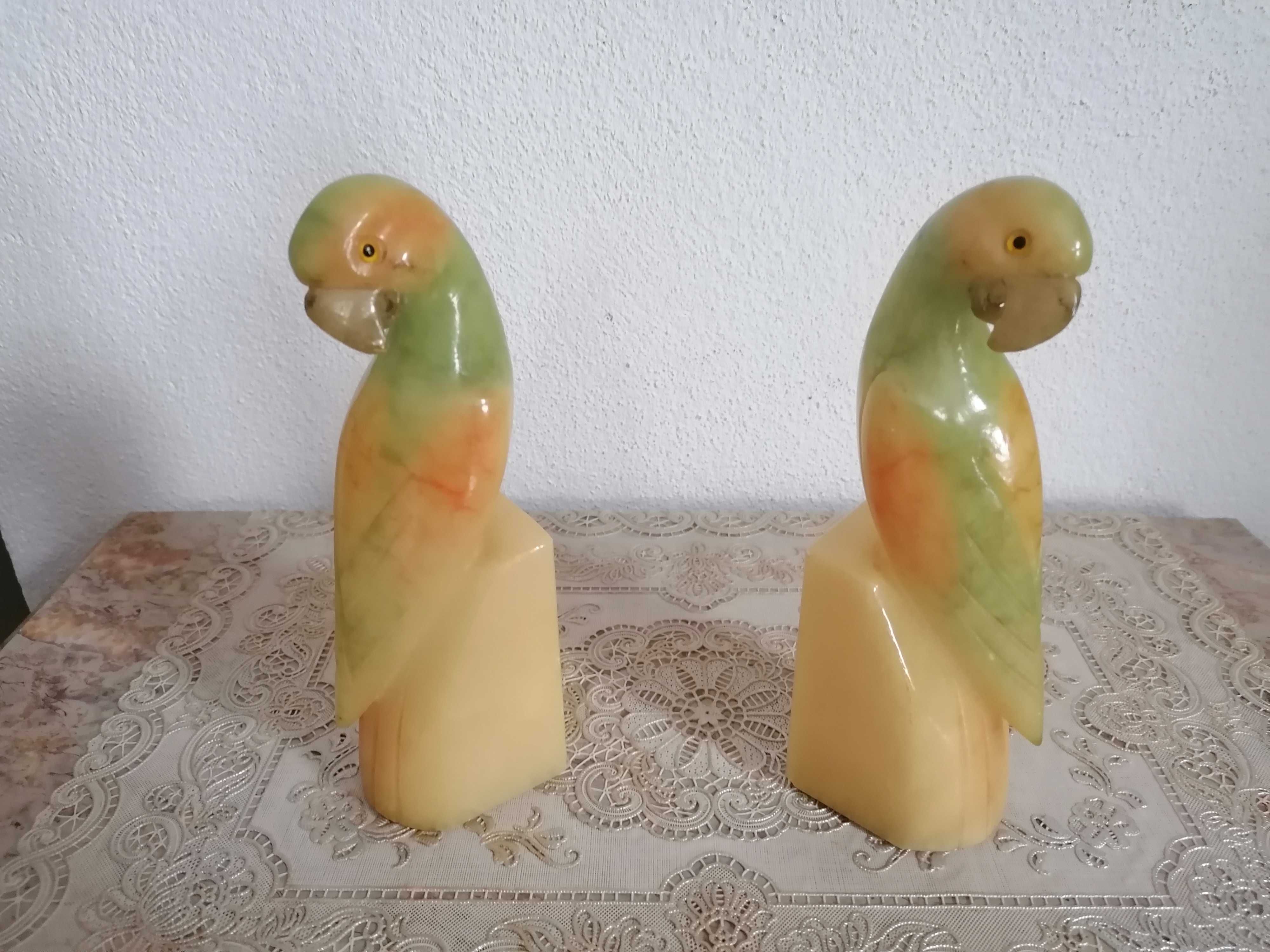 Par de papagaios em alabastro