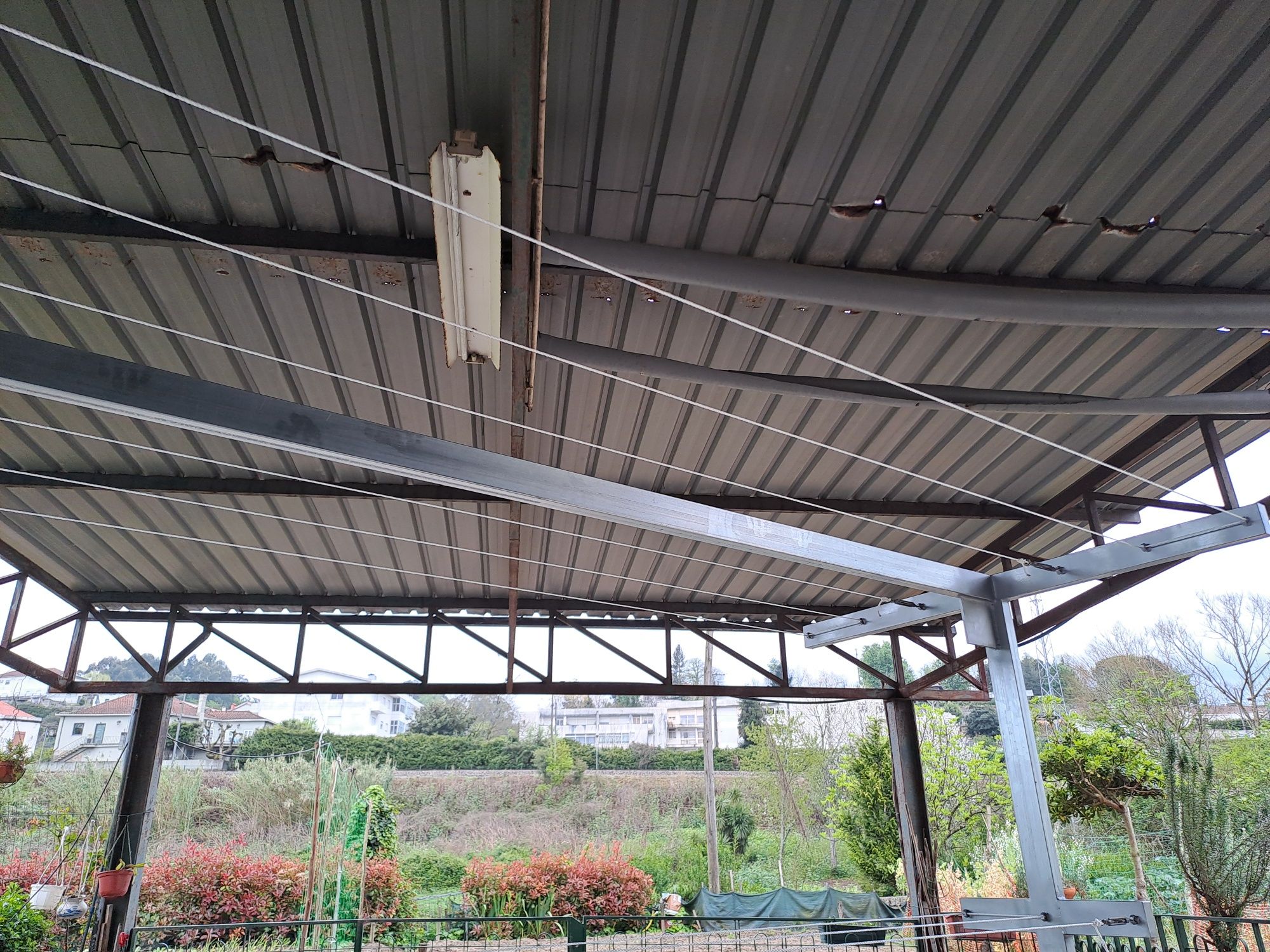 Estendal resistente com rodas
