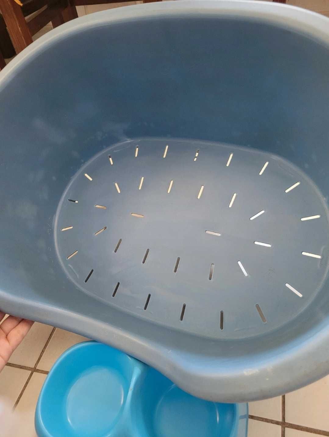 Cama e comedouro azul para animais