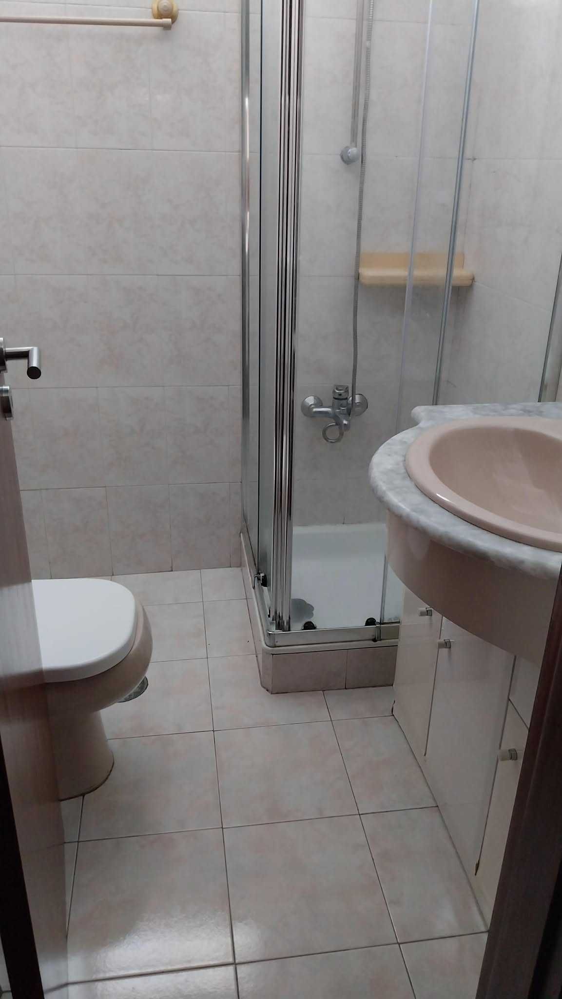 Arrenda-se quarto