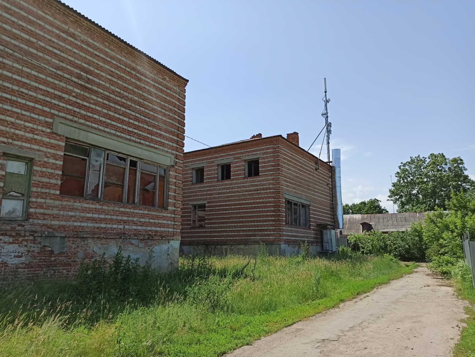 Продам нежитлову будівлю площею 2038,7 кв.м. на ділянці кат. 03.10