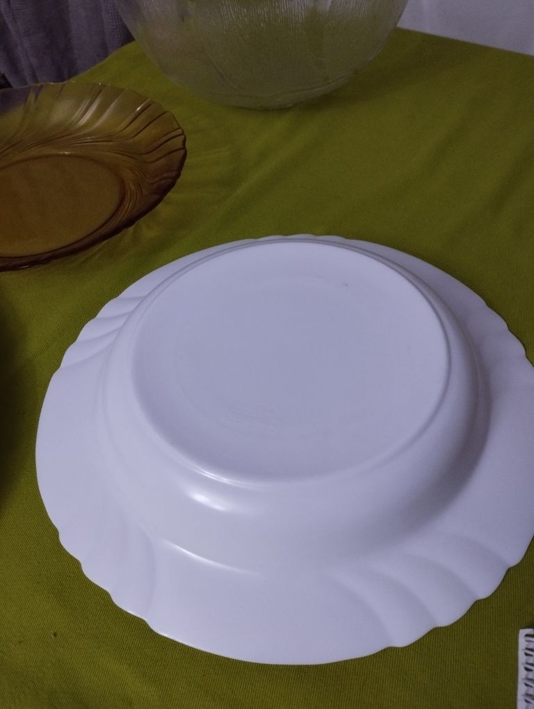 Pratos  grandes para bolo ou outra sobremesa.