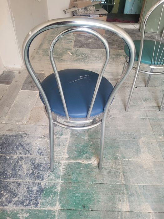 Krzesła metalowe z oparciem