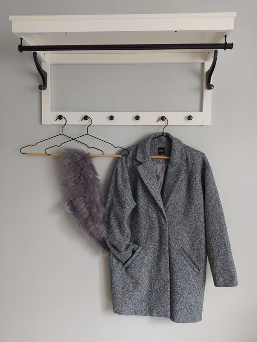 Szary, damski płaszcz prosty, oversize z futrzanym kołnierzem Oasis