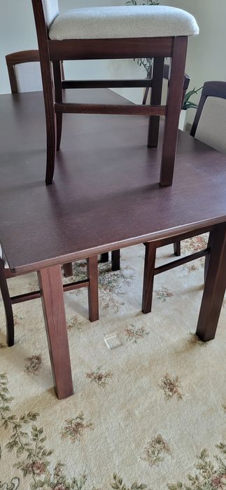 Stół rozkładany z krzesłami
