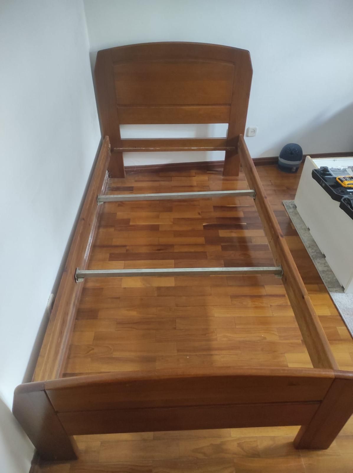Cama individual em madeira