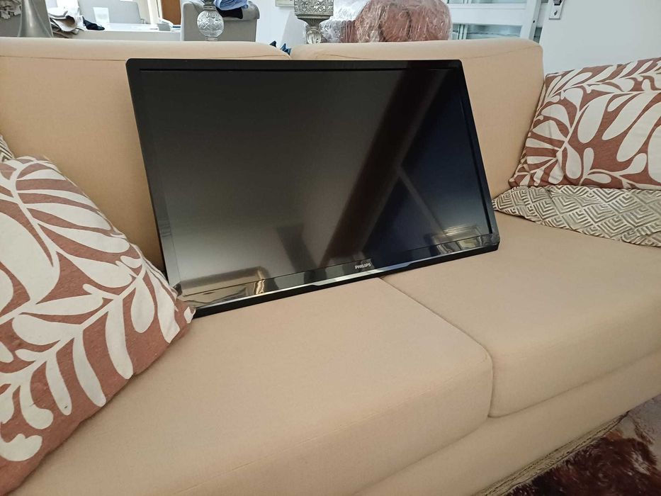 TV LED Smart Full HD Philips 32 polegadas com suporte de parede