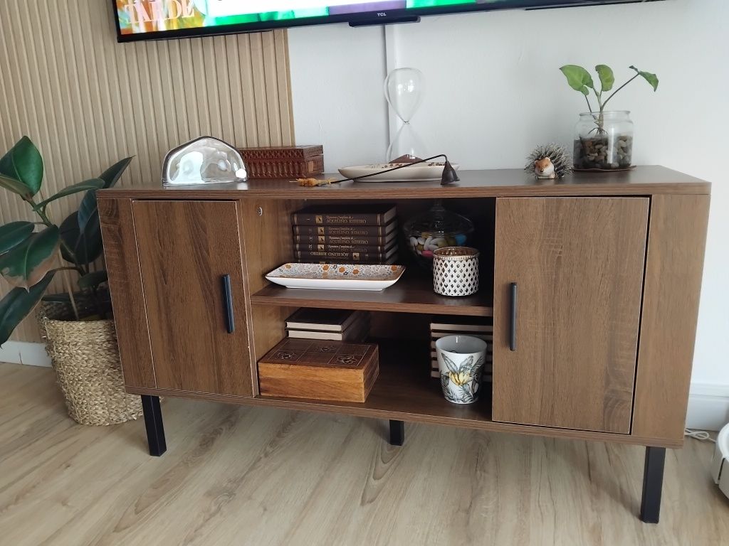 Movel  castanho para televisão.