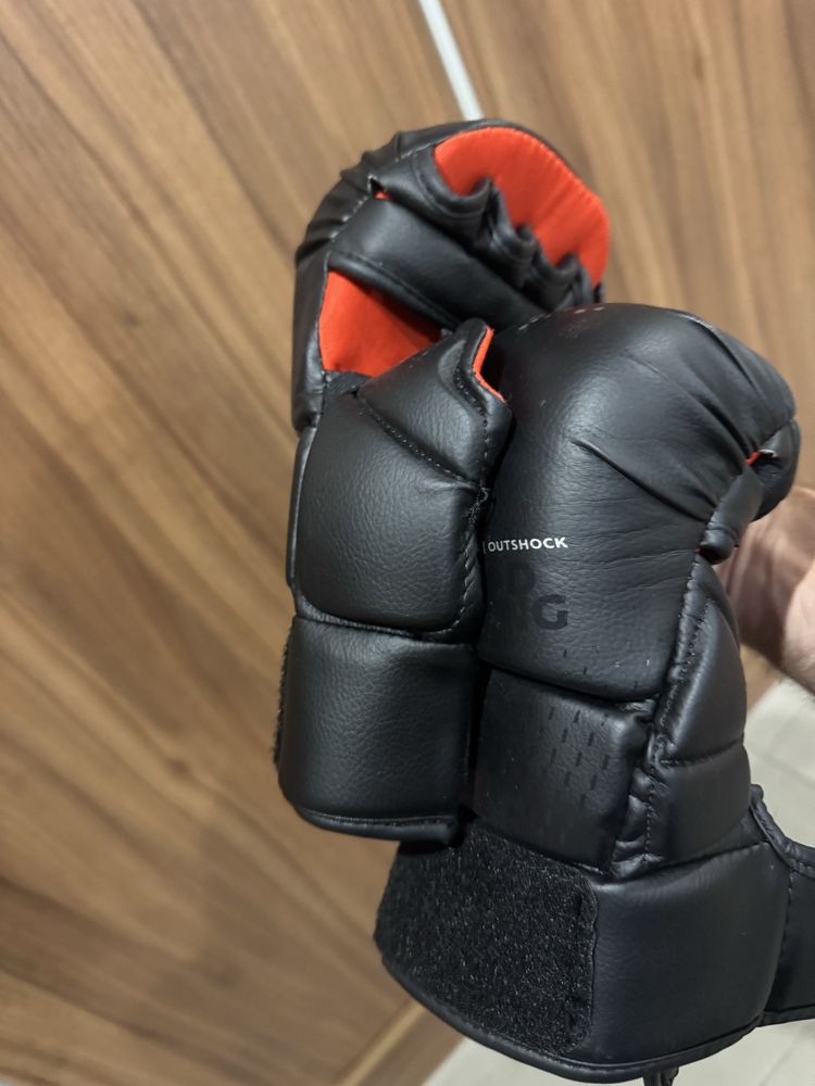 Saco de boxe + luvas  ,como novo .