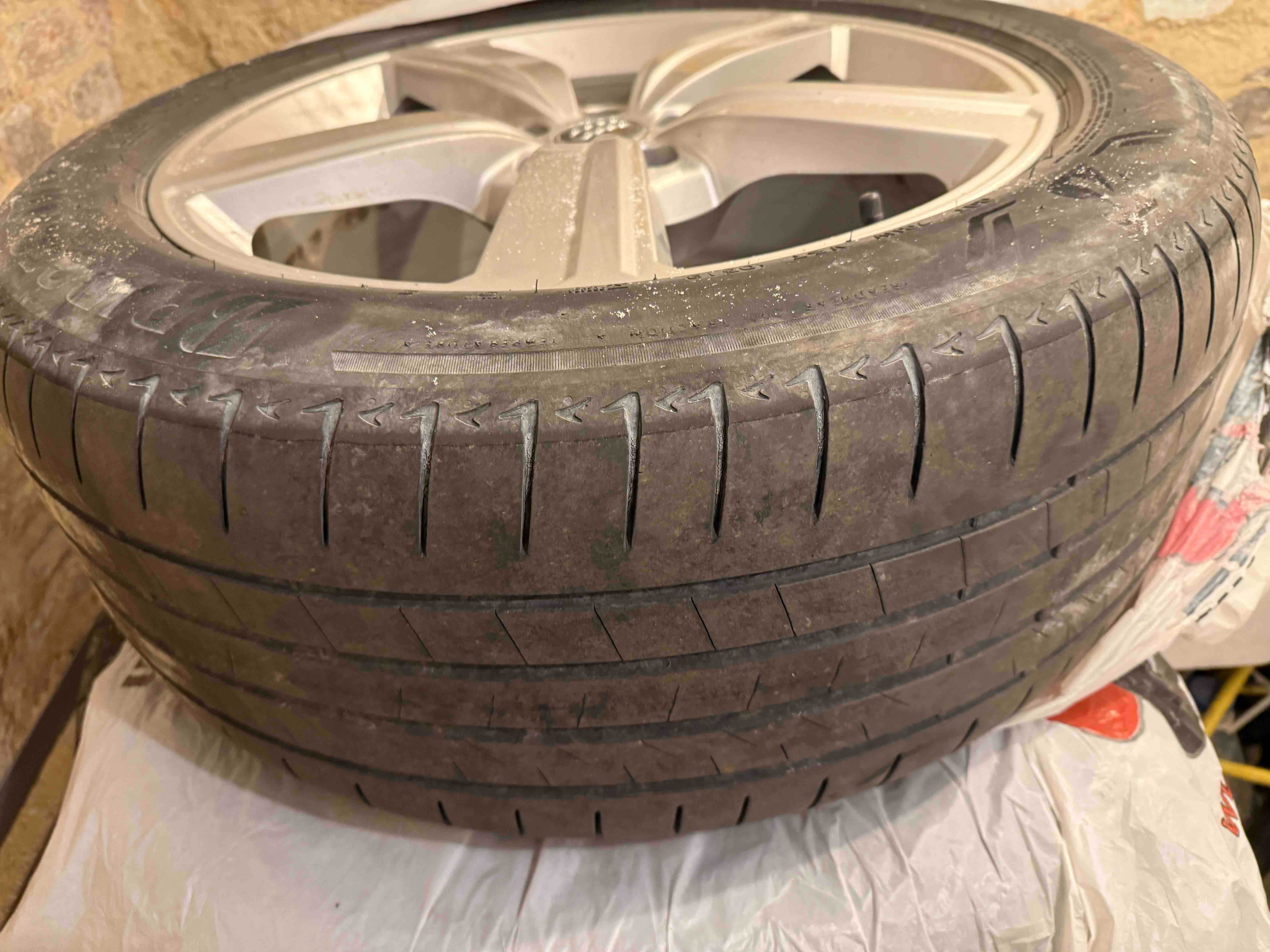шини Bridgestone літні 255/50 R20