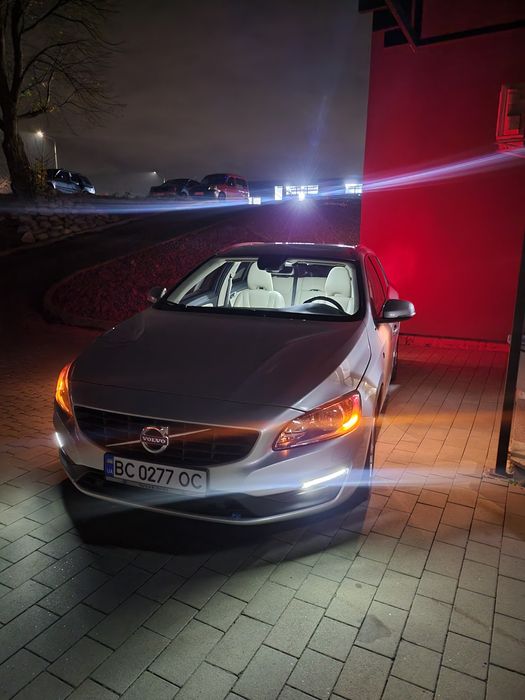 Volvo V60 2016 2.0. Бензин