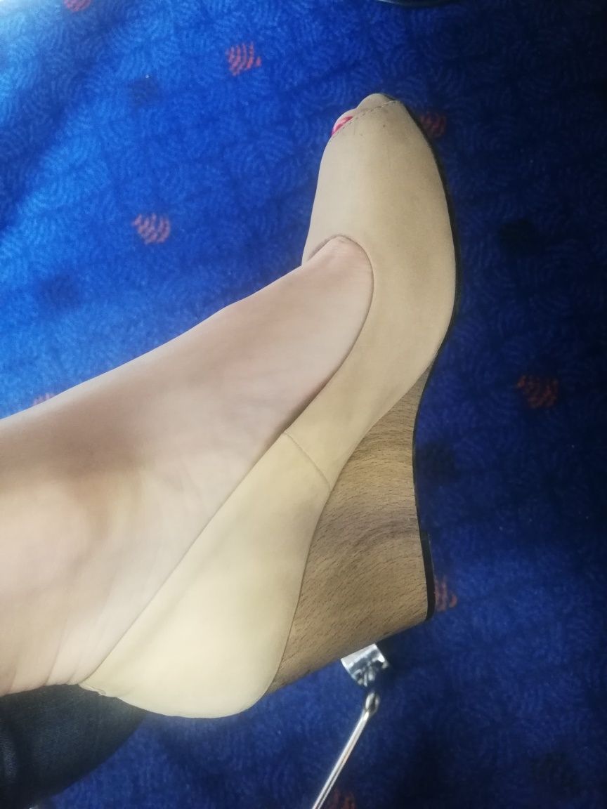 Eleganckie i wygodne buty na koturnie z odkrytym palcem 37
