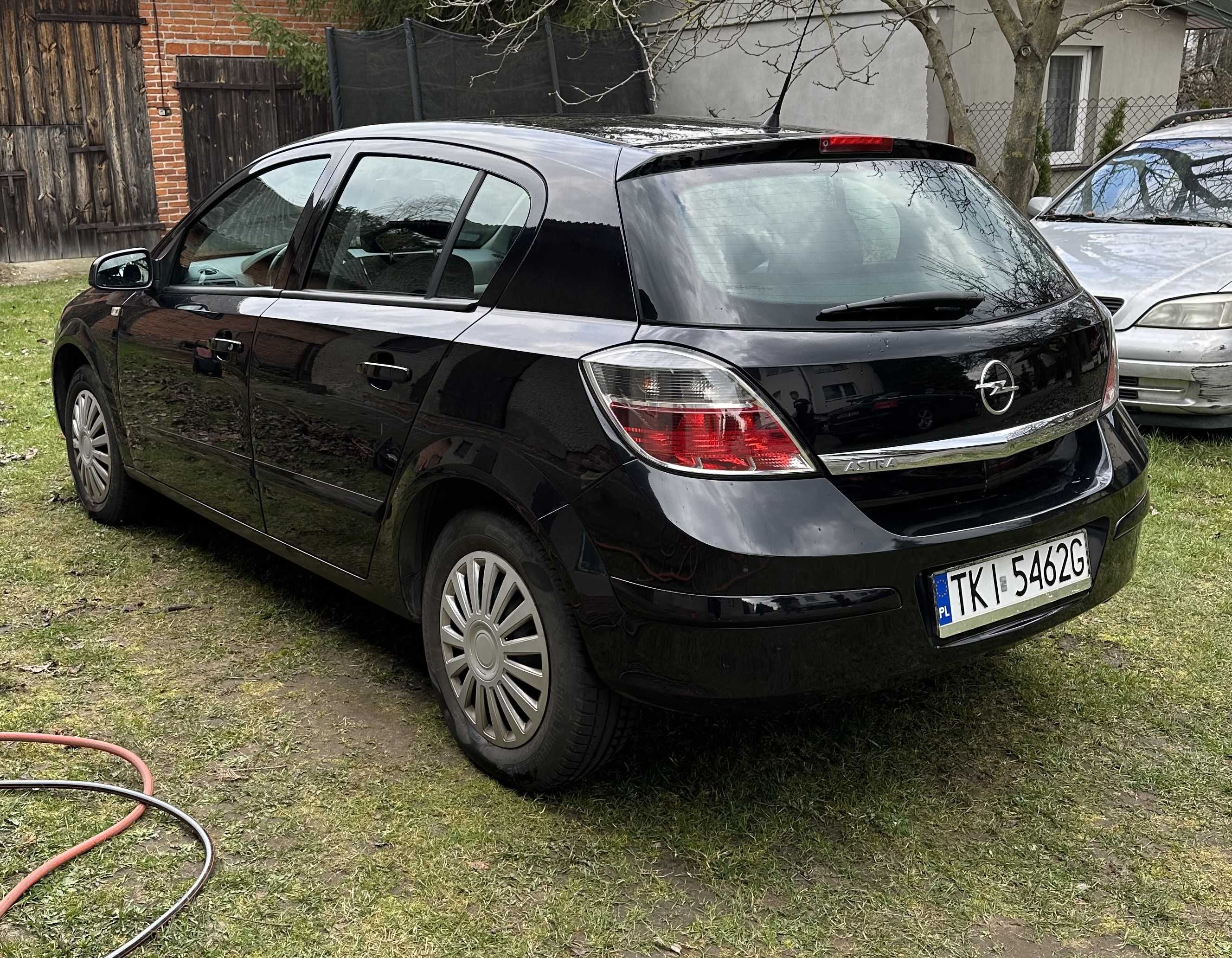 Samochód Opel Astra III H 1.4 2008r. benzyna 90KM czarny