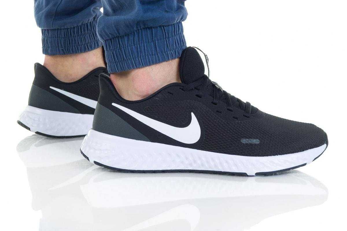 (r. 43) Nike Revolution 5 Black/White BQ3204,-002