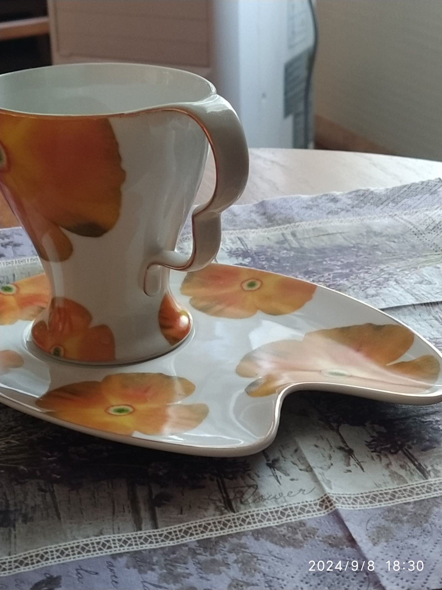 Porcelanowa filiżanka do herbaty z talerzykiem