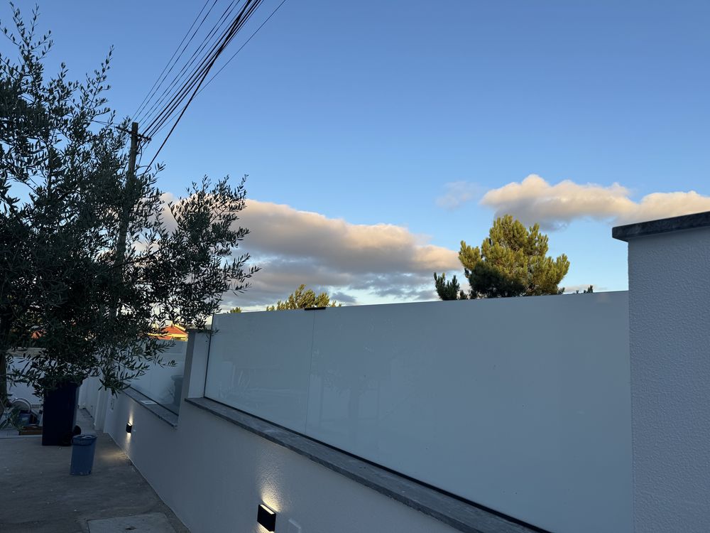 Moradia T4 nova com Jacuzzi, jardim privado e acabamentos de luxo
