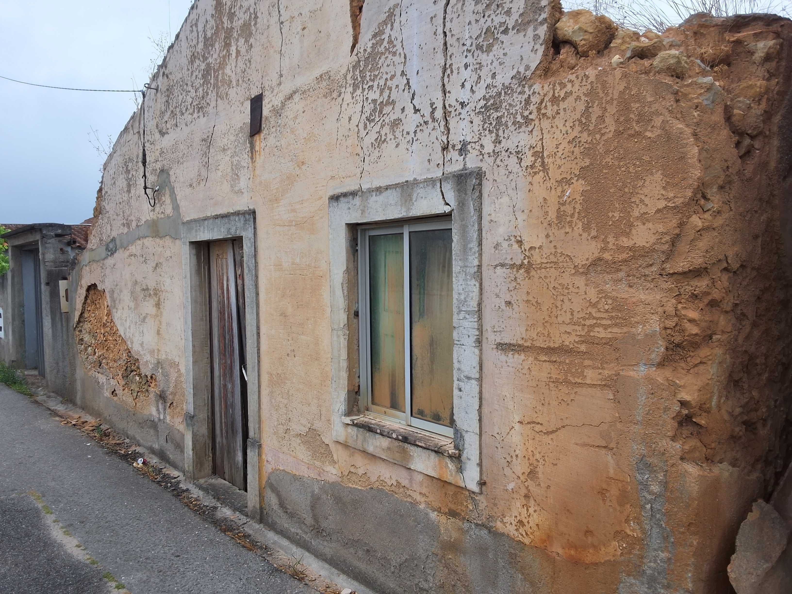 Casa em ruinas e Anexo por acabar