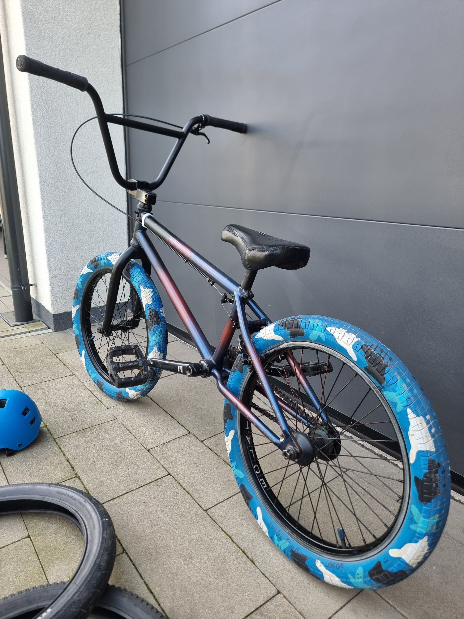 BMX WTP envy 9 + rampa, tyczka/płotek, 2 opony, pegi i kask
