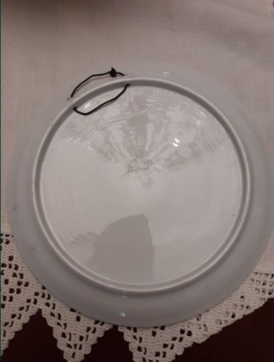 Pratos em louça NOVOS