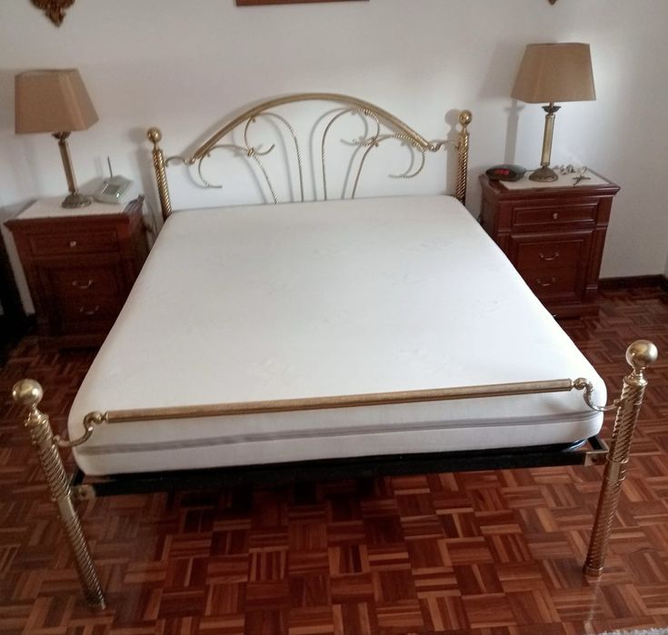 Cama de casal em latão maçico c/estrado + colchão