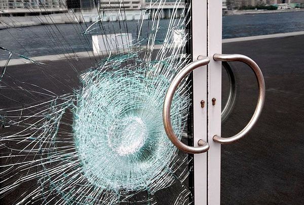 Защита окна броня для окон от осколков антивадальная плёнка тонировка