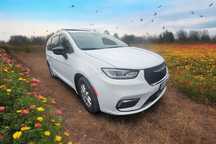 Wynajem Chrysler Pacifica 2024 7os. – wygoda, styl i przestrzeń
