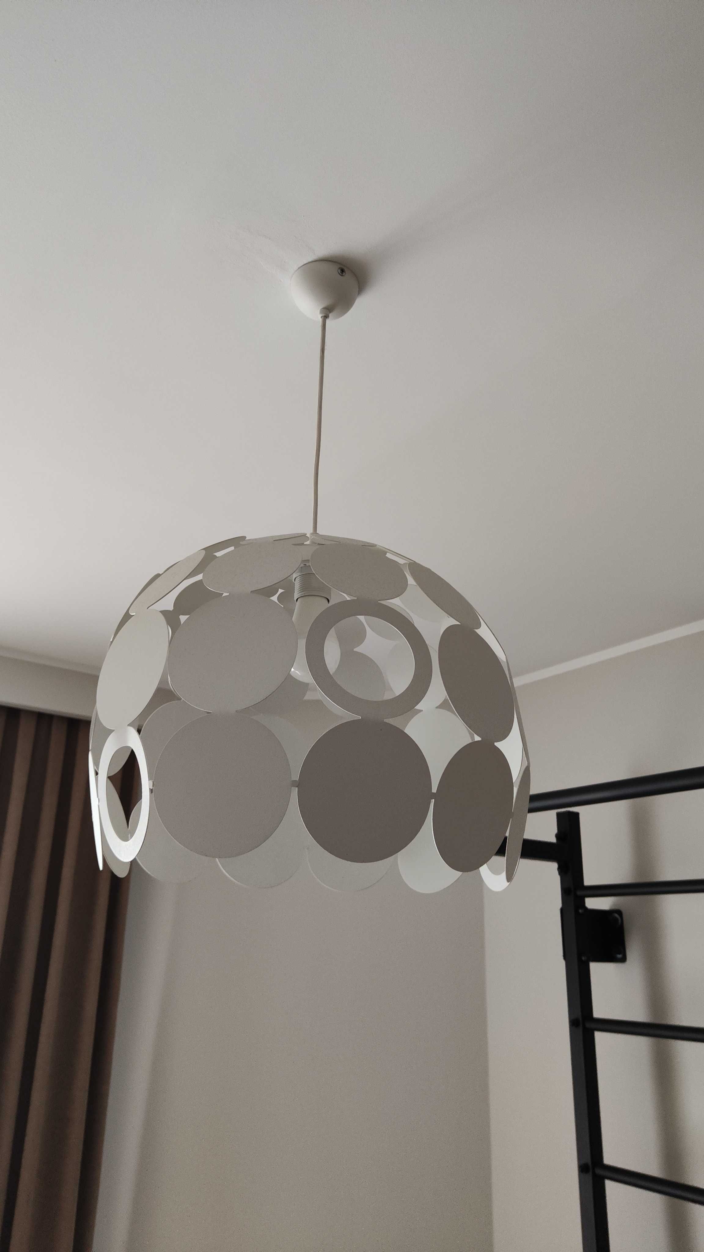 Biała lampa idealna do wnętrza Boho i pokoju dziecięcego