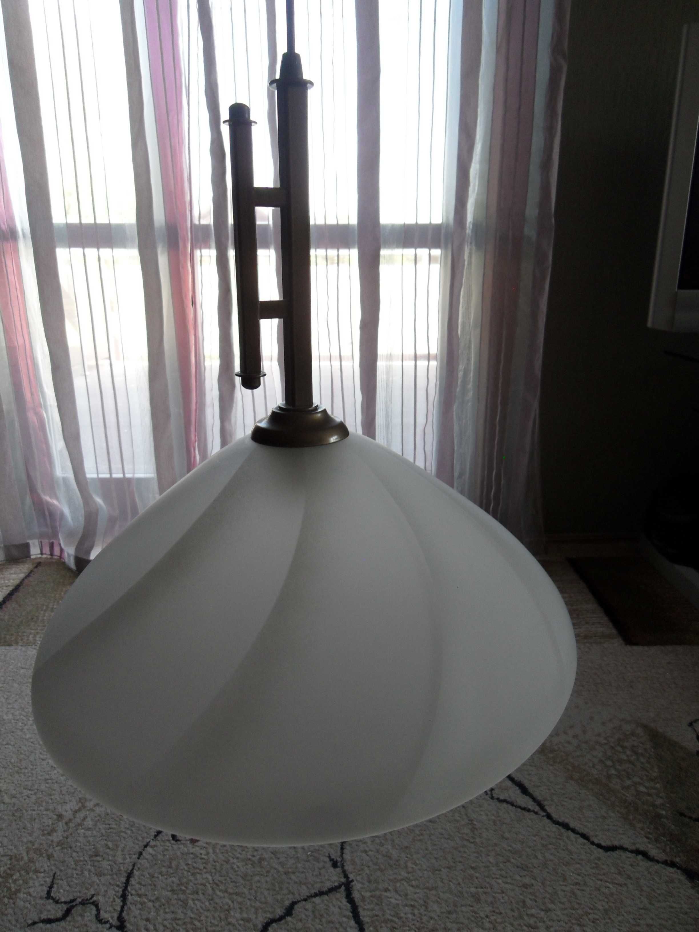 Lampa wisząca (sufitowa) w kolorze mosiądzu, mleczny klosz, lata 70-te