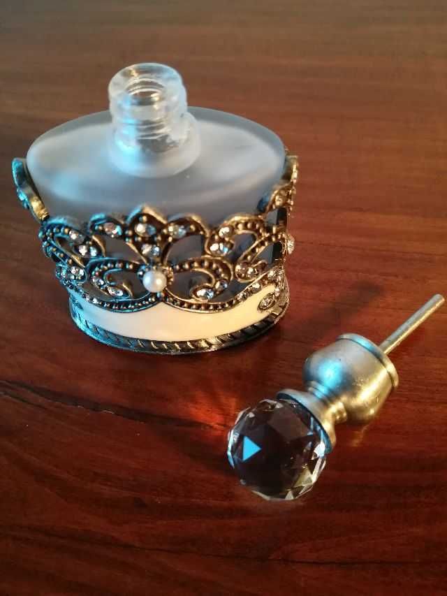 Frasco de perfume em vidro e metal, decorado com pérolas e brilhantes