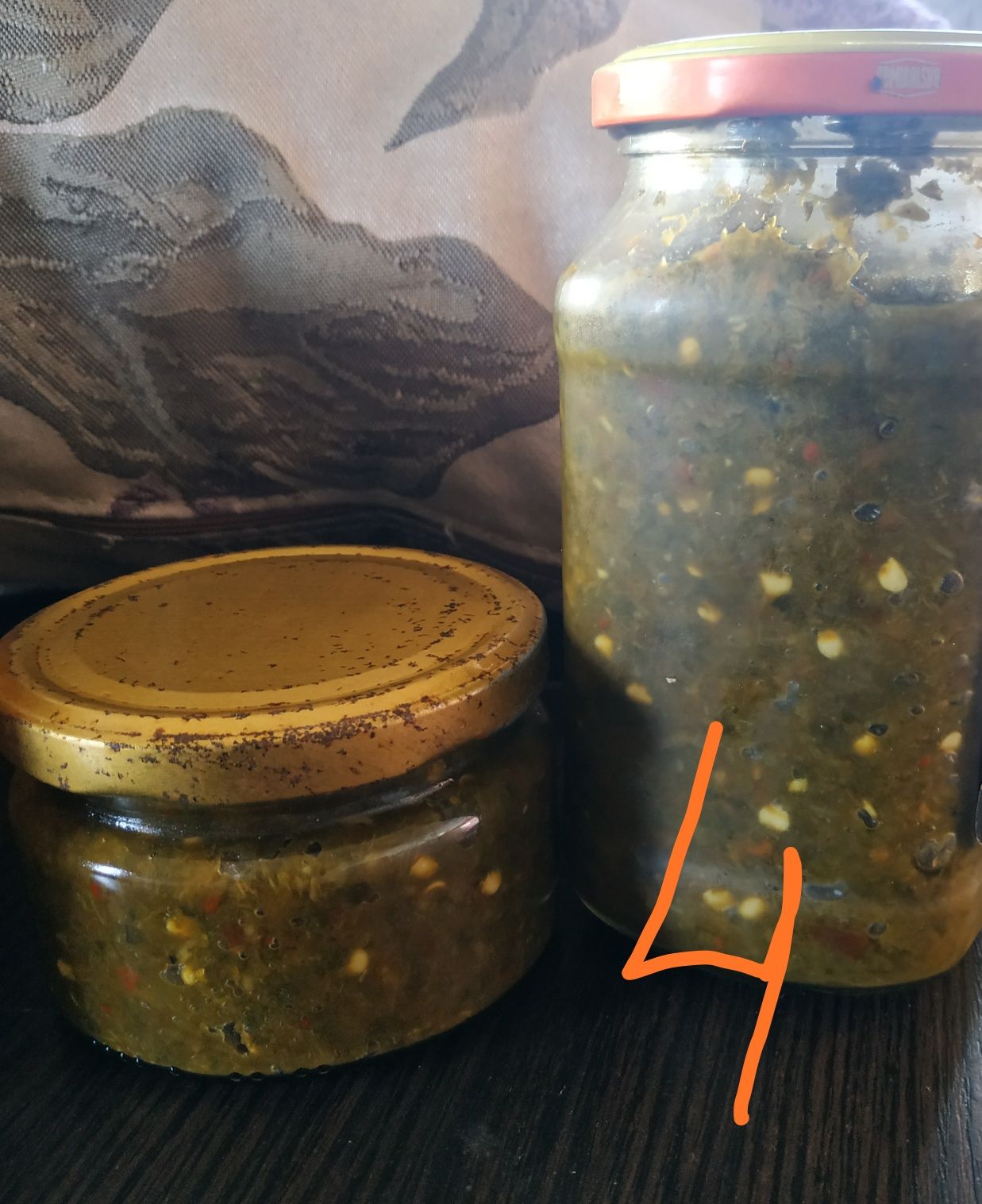 Перец маринованый острый, вяленые помидоры, маринованные листья виногр