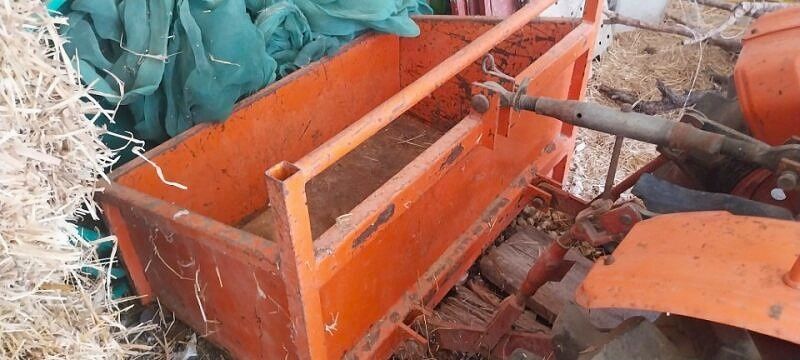 Vendo Trator Kubota B7001 e alfaias
