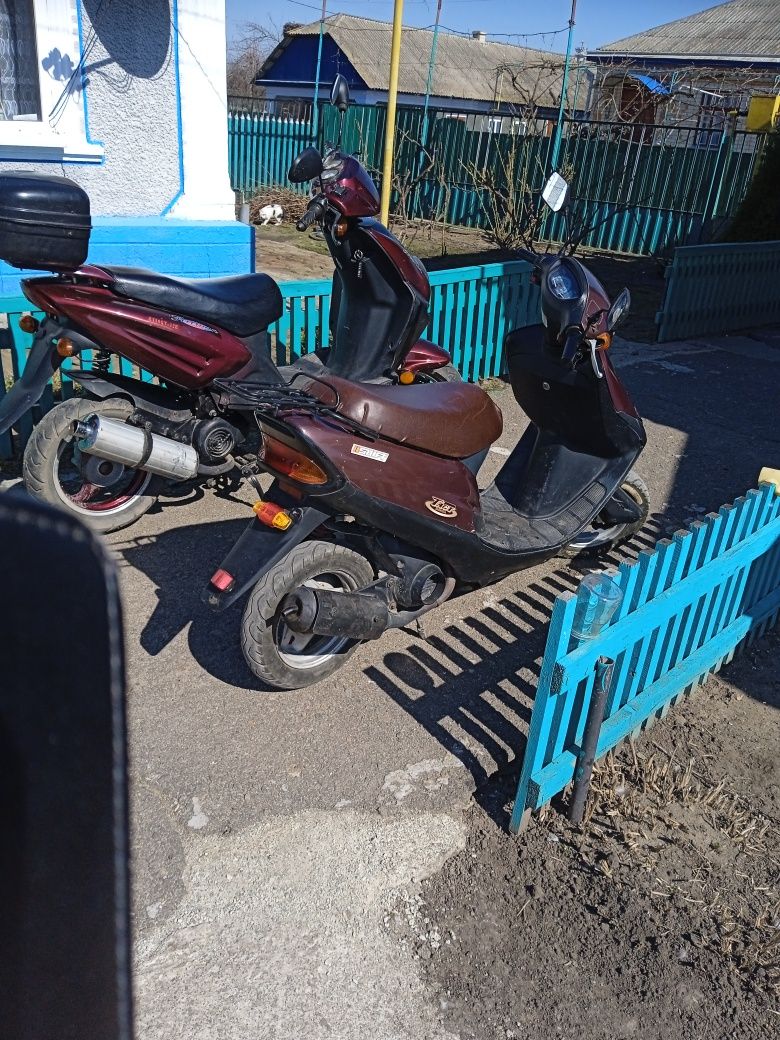 Продам два скутера хонда і ямаха з 2х тактними моторами