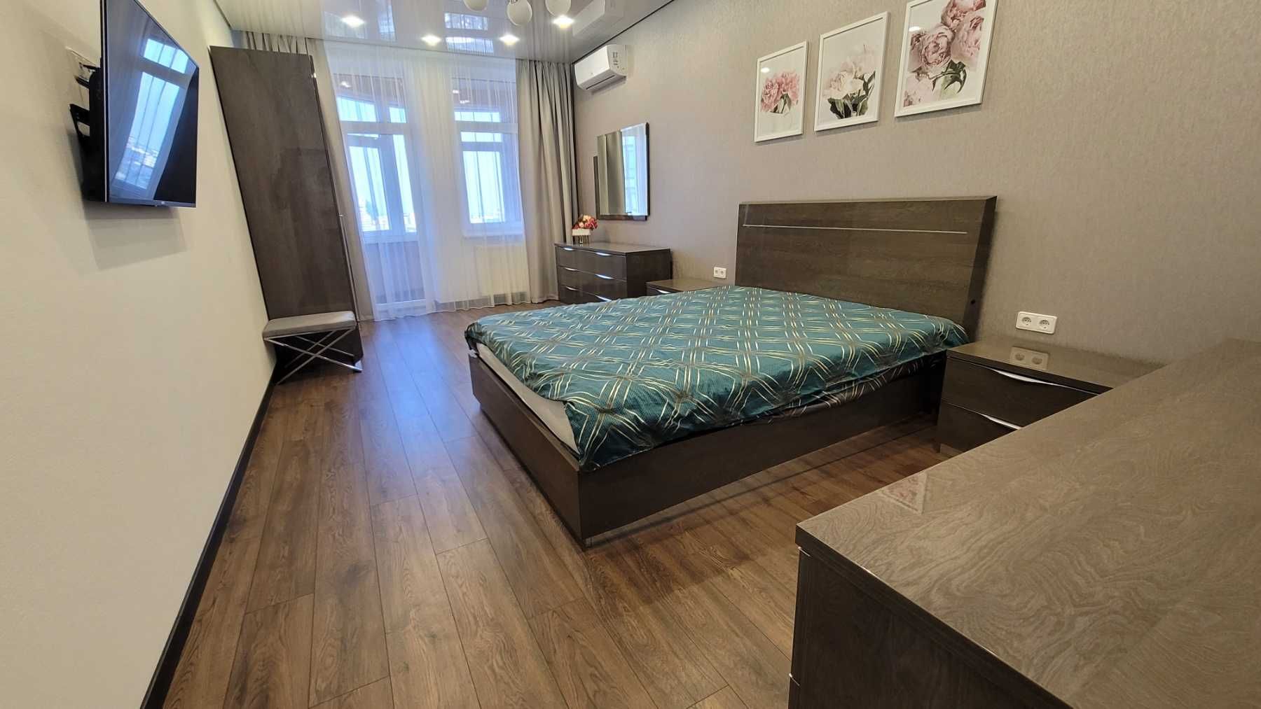 Сдам 4-х комнатную  бул. Леси  Украинки 7а  . Печерск центр  180 м кв.