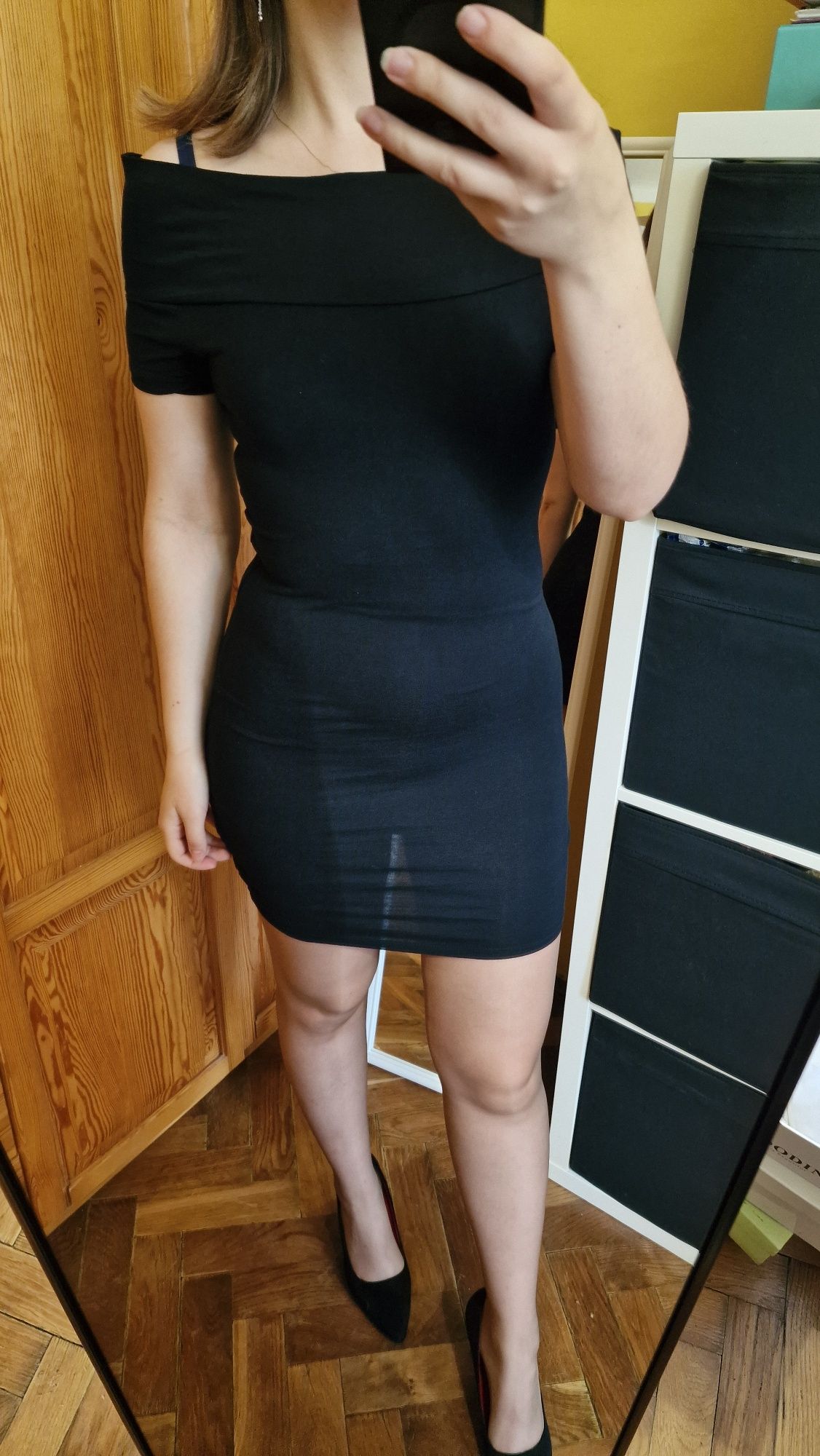 Sukienka mini krótka obcisła seksowna odkryte ramiona mała czarna