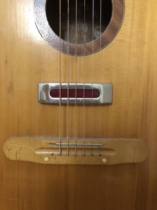 Радянська гітара зі звукознімачем