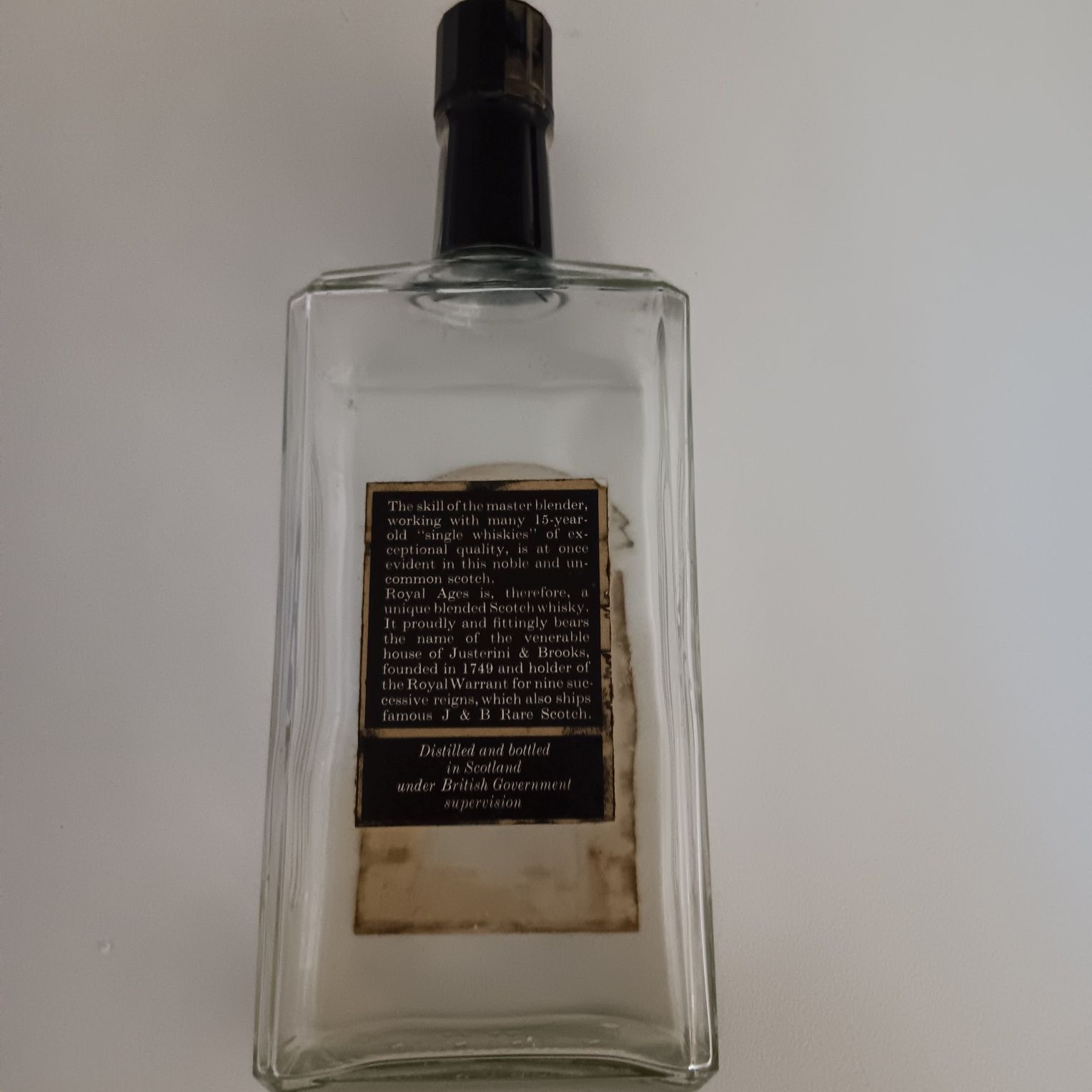 Garrafa de whisky  Royal Ages antiga